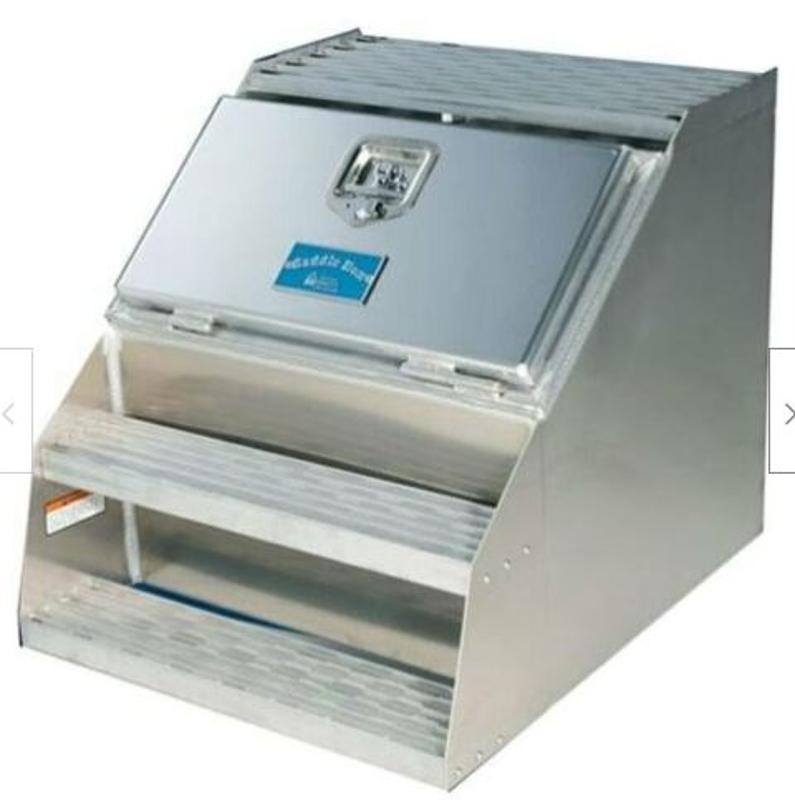Saddle Box-Merritt 24" Smooth Door w/Step